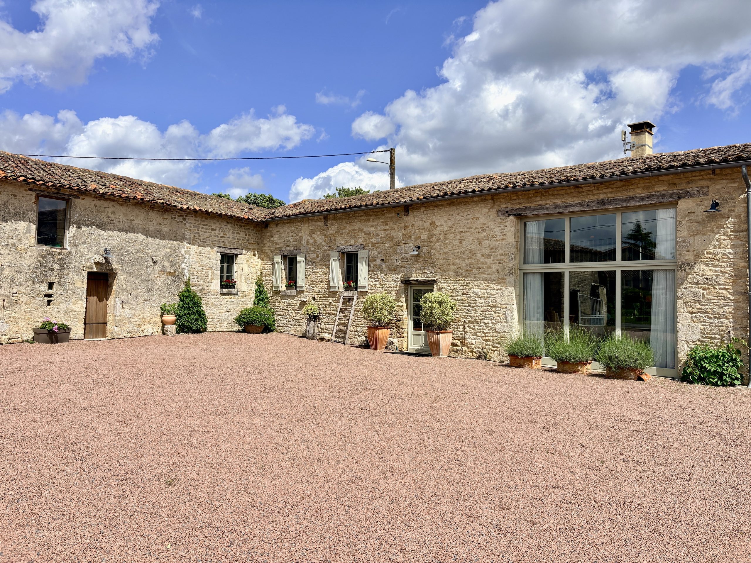 House with pool and tennis courts Ruffec Charente